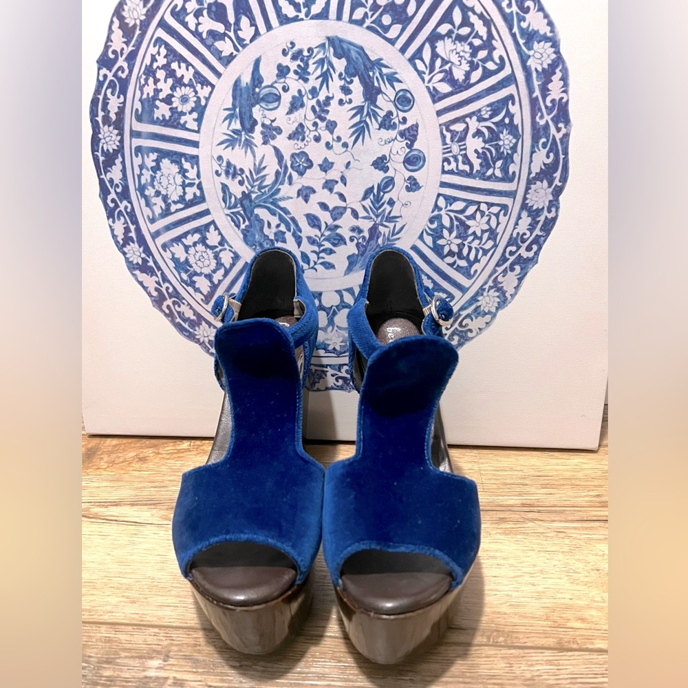 Beautiful Size 38 Bettye Muller blue velvet sandals with laminated wedge 😍